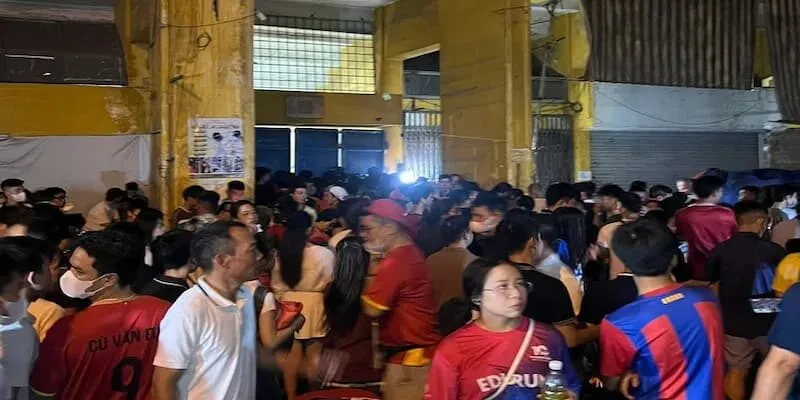 Hàng dài CĐV ra về bên ngoài SVĐ Hàng Đẫy tối 14/5