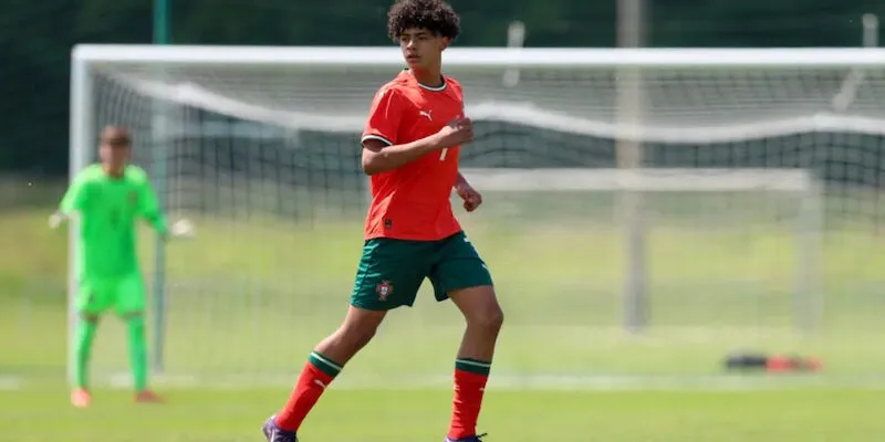 Con Trai Ronaldo Mang Áo Số 7 Thi Đấu Cho U15 Bồ Đào Nha